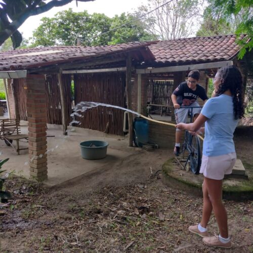 bomba dagua e criancas